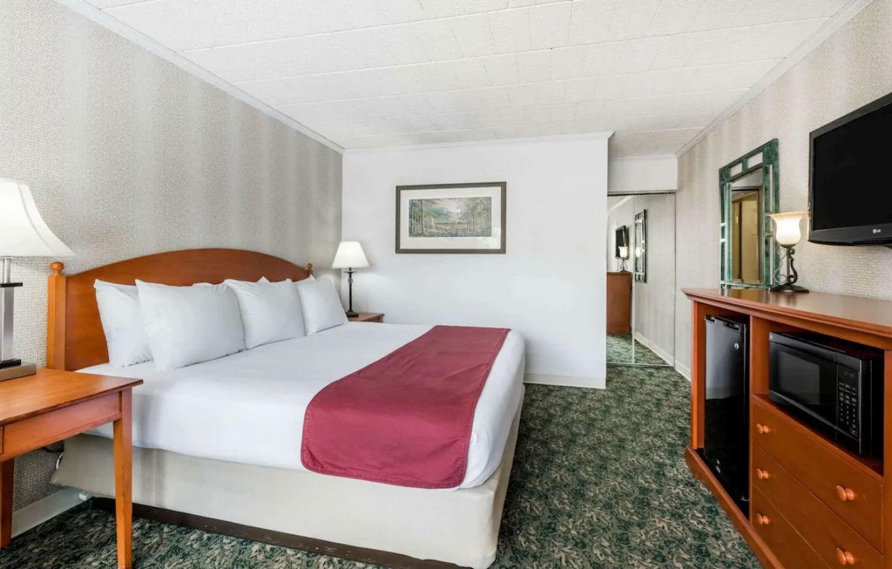 Ramada By Wyndham State College Hotel & Conference Center Exterior photo