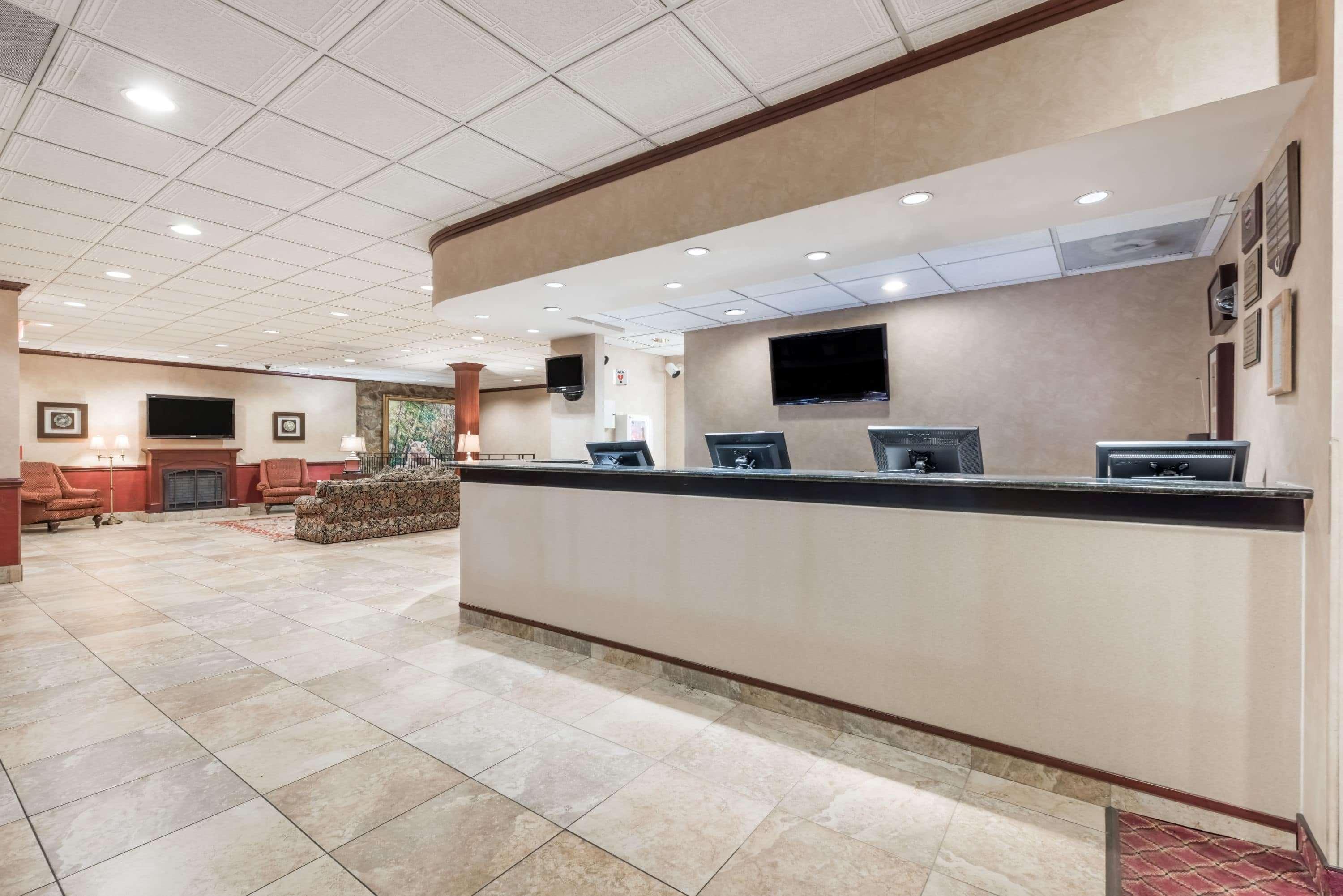 Ramada By Wyndham State College Hotel & Conference Center Exterior photo